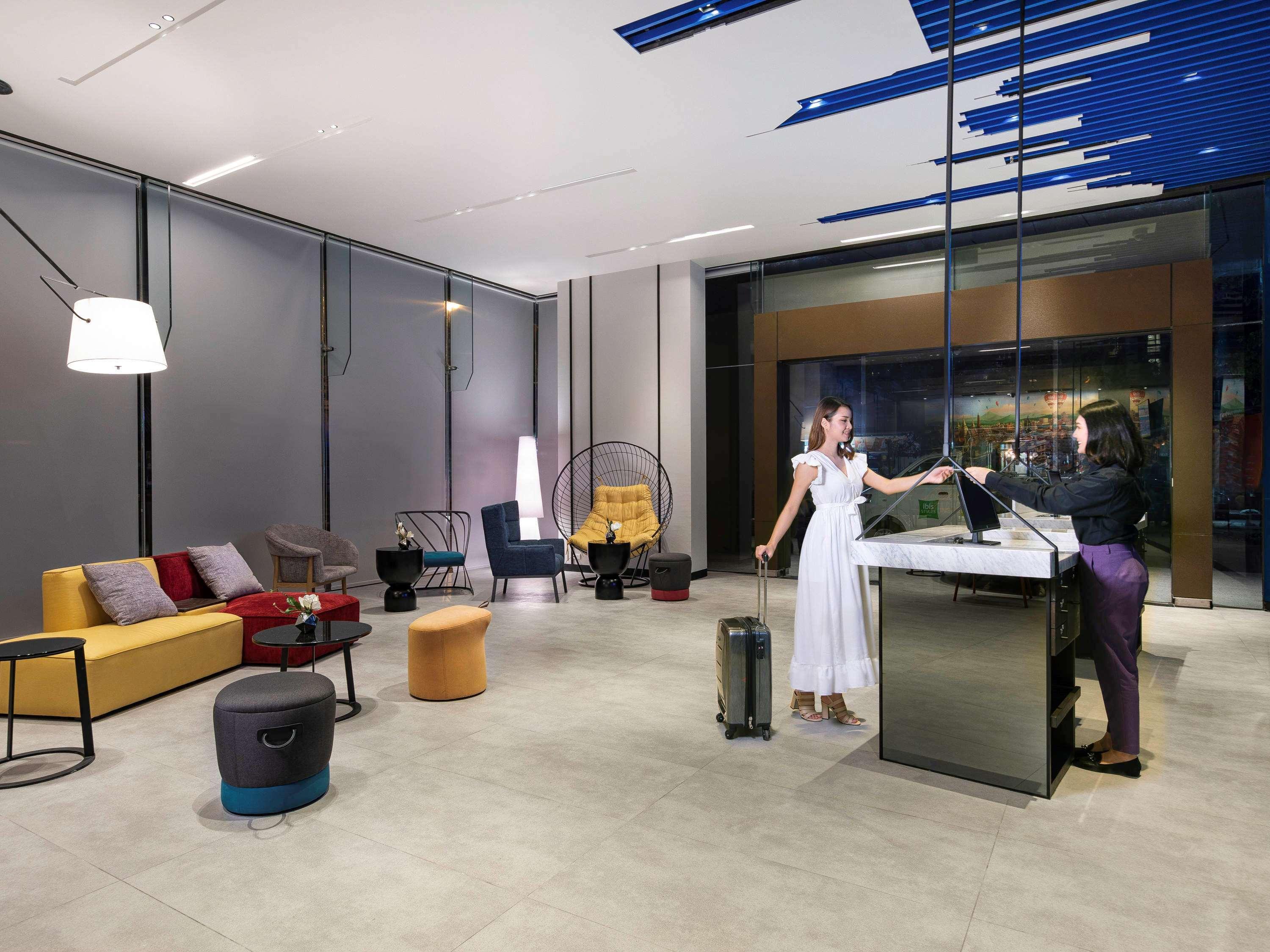 Готель Ibis Styles Bangkok Sukhumvit 4 Екстер'єр фото